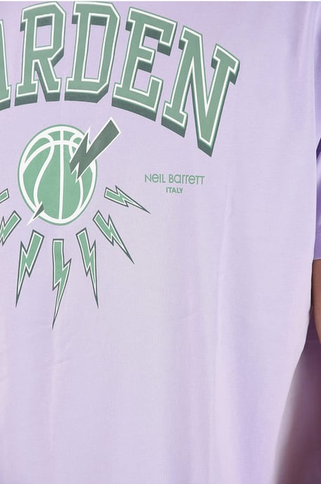 Camiseta violeta con cuello redondo y logo estampado de JAMES HARDEN x NEIL BARRETT - Image 3