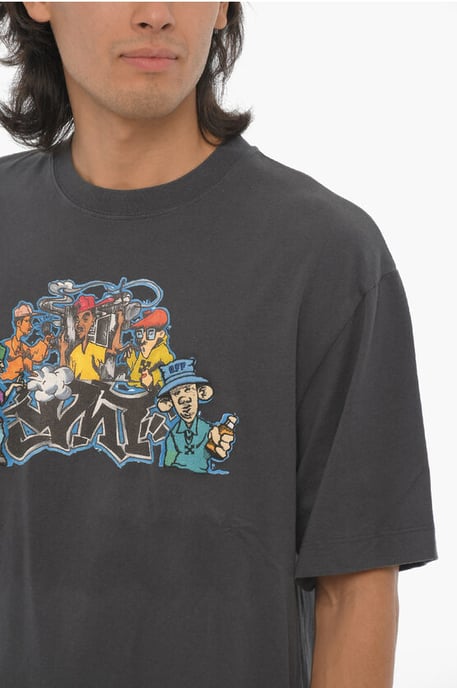Camiseta de cuello redondo de temporada con estampado de grafiti en gris - Image 3