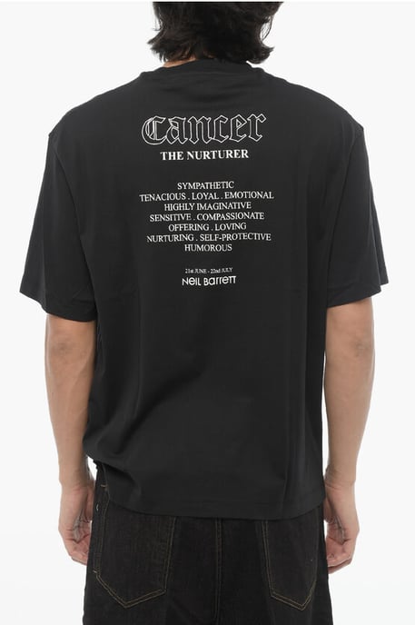 Camiseta negra de cuello redondo con estampado de la banda de rock "Zodiaco Cáncer" y corte entallado. - Image 2