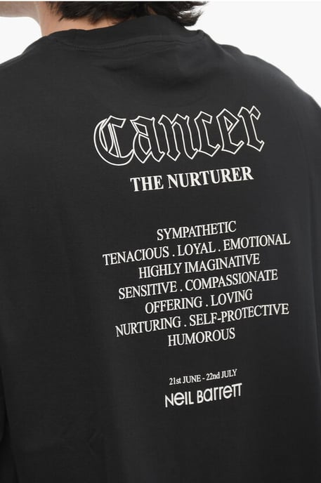Camiseta negra de cuello redondo con estampado de la banda de rock "Zodiaco Cáncer" y corte entallado. - Image 3