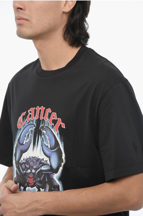 Camiseta negra de cuello redondo con estampado de la banda de rock "Zodiaco Cáncer" y corte entallado. - Image 4