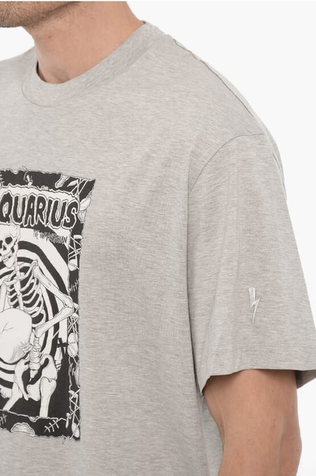 Camiseta de cuello redondo estampada AQUARIUS THE HUMANITARIAN en gris - Image 3