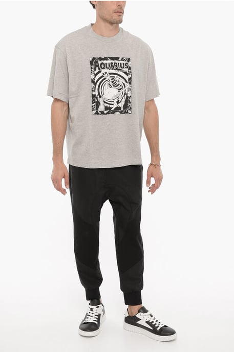 Camiseta de cuello redondo estampada AQUARIUS THE HUMANITARIAN en gris - Image 4
