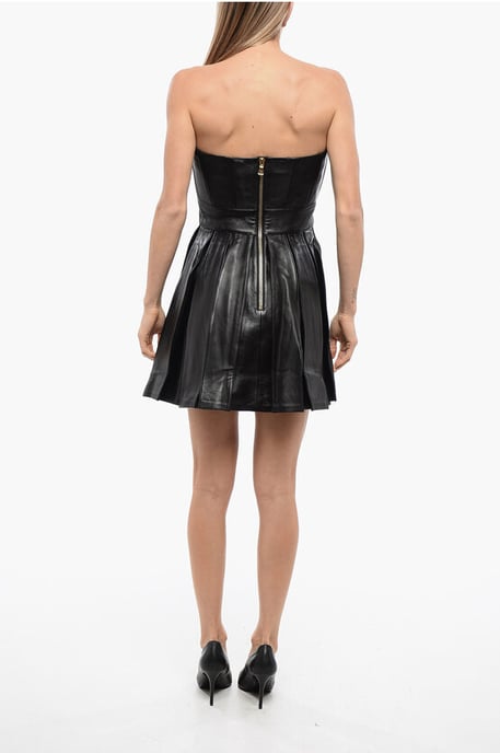 Vestido bustier de cuero con falda plisada en negro - Image 2