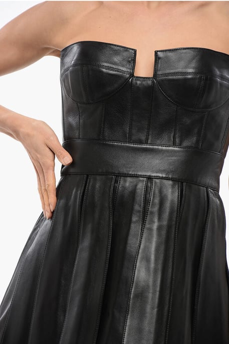 Vestido bustier de cuero con falda plisada en negro - Image 3