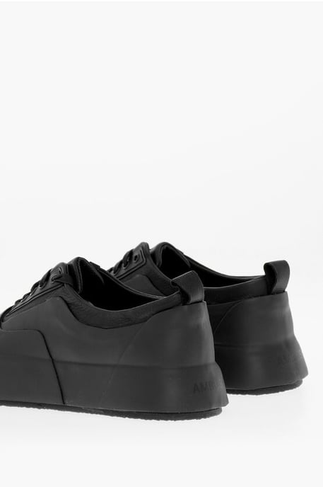 Zapatillas bajas de piel y goma de color liso en negro - Image 2
