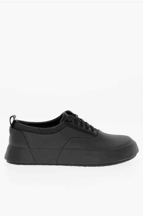 Zapatillas bajas de piel y goma de color liso en negro - Image 3