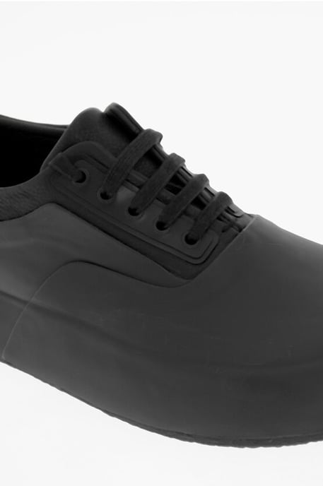 Zapatillas bajas de piel y goma de color liso en negro - Image 4