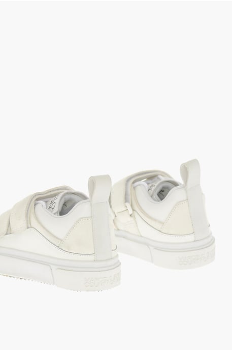 Zapatillas bajas de ante con cierre de tira táctil en blanco - Image 2