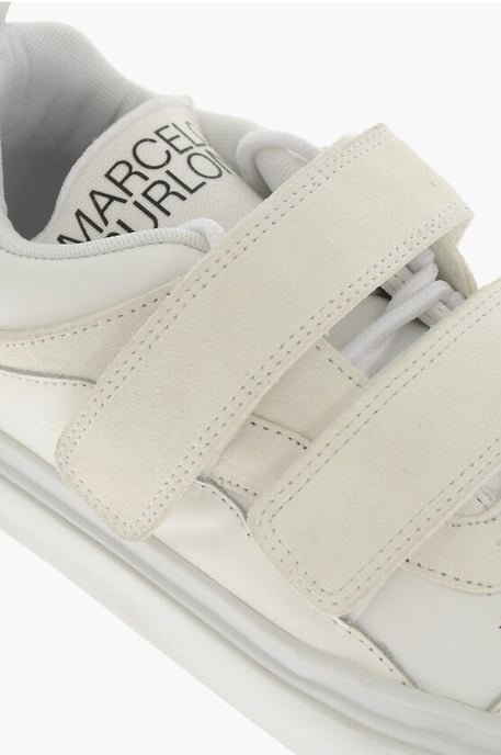 Zapatillas bajas de ante con cierre de tira táctil en blanco - Image 4