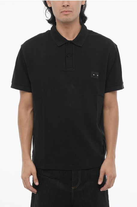 Polo holgado de dos botones con detalle de piercing en negro - Image 1