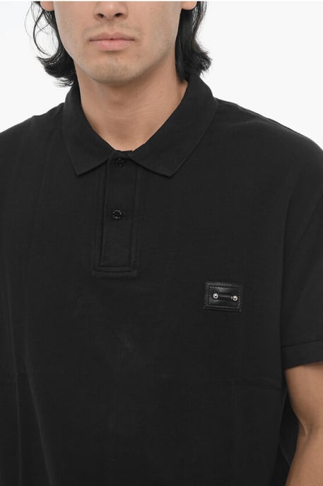 Polo holgado de dos botones con detalle de piercing en negro - Image 3