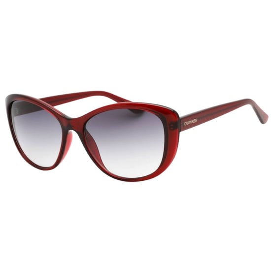 Gafas de sol Calvin Klein con montura burdeos lechoso y lentes degradadas en gris - Image 2