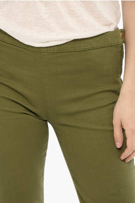 Shorts con dobladillo y cierre dorado en verde - Image 3