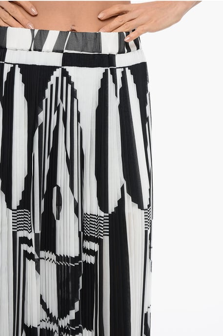 Falda plisada larga con estampado geométrico en blanco y negro - Image 3
