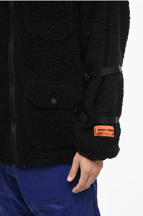 Chaqueta polar con logotipo y detalle de hebilla en negro - Image 3