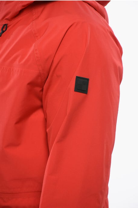 Cortavientos GTX con capucha y bolsillos utilitarios en rojo - Image 3