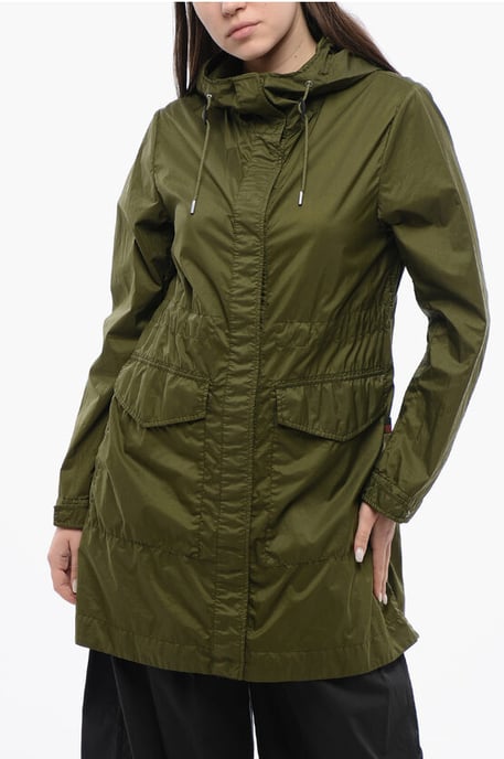 Chaqueta cortavientos con capucha de color liso CHANNEL en verde - Image 1