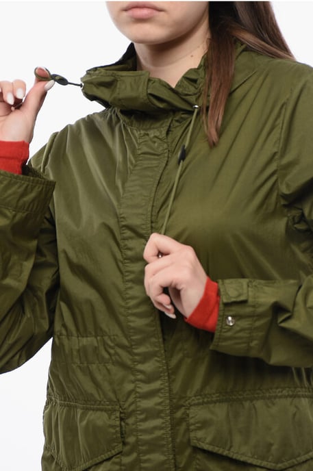 Chaqueta cortavientos con capucha de color liso CHANNEL en verde - Image 3