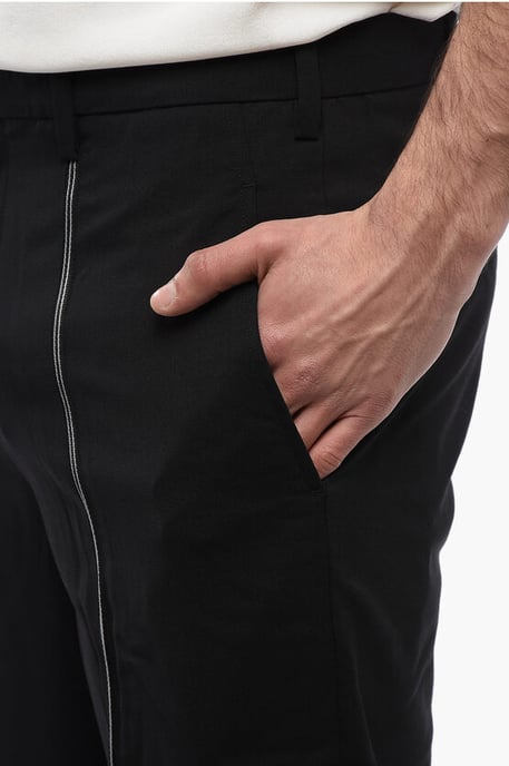 Pantalones chinos de corte entallado con cinta de mezcla de lana en color negro - Image 3