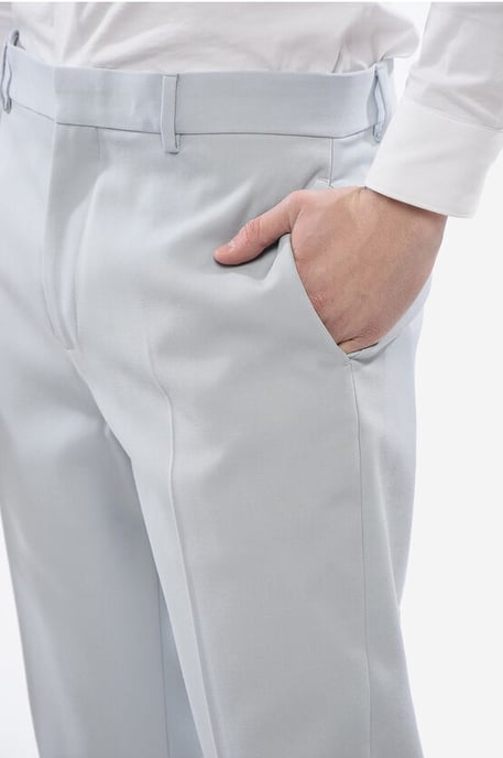 Pantalones chinos de lana virgen con cremallera en el tobillo en azul claro - Image 3