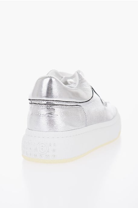 Zapatillas bajas MM6 con efecto metalizado en color plata - Image 2