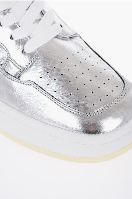 Zapatillas bajas MM6 con efecto metalizado en color plata - Image 4