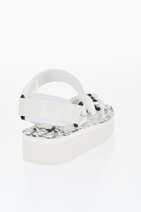 Sandalias de tela con el logotipo de SUICOKE en blanco - Image 2