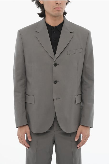 Traje gris de 3 botones, corte entallado, solapa con muesca y aberturas laterales - Image 2