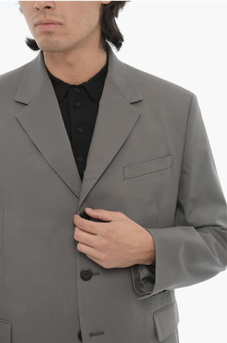 Traje gris de 3 botones, corte entallado, solapa con muesca y aberturas laterales - Image 3