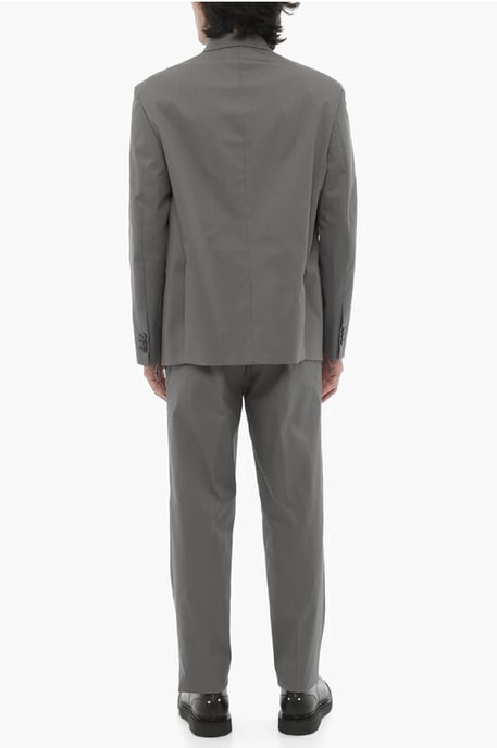 Traje gris de 3 botones, corte entallado, solapa con muesca y aberturas laterales - Image 4