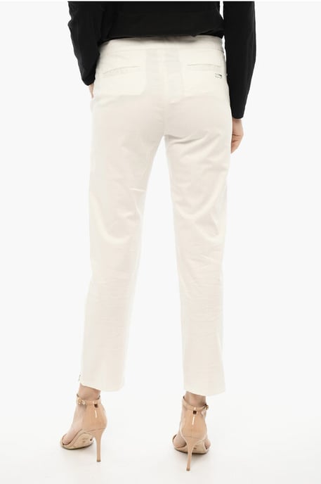 Pantalones de corte regular con abertura en el tobillo en blanco - Image 2