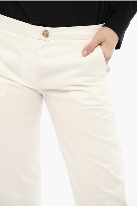 Pantalones de corte regular con abertura en el tobillo en blanco - Image 3