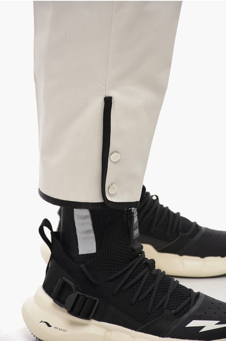 Pantalones TOM de sarga de algodón de corte entallado con cinturilla en contraste en blanco - Image 3