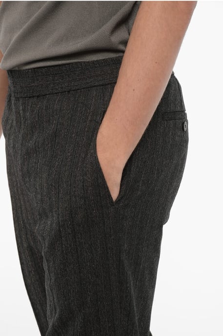 Pantalones de lana virgen de corte entallado con cremallera en el tobillo en gris - Image 3