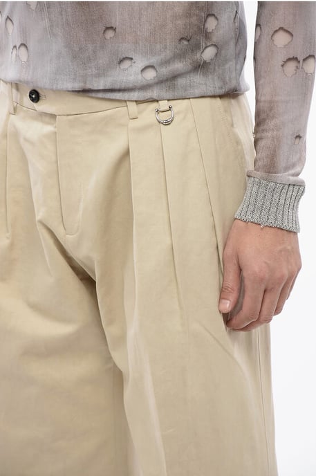 Pantalones LEXNDER plisados ​​con detalles de tachuelas en beige - Image 2