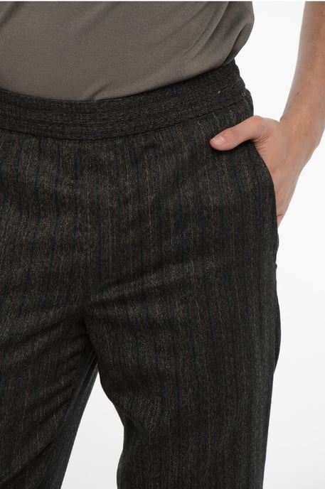 Pantalones casuales ajustados de lana virgen en gris - Image 3