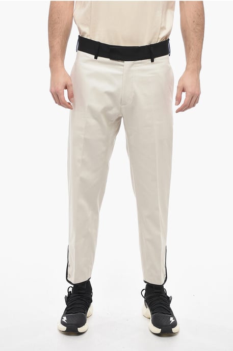 Pantalones TOM de sarga de algodón de corte entallado con cinturilla en contraste en beige - Image 1