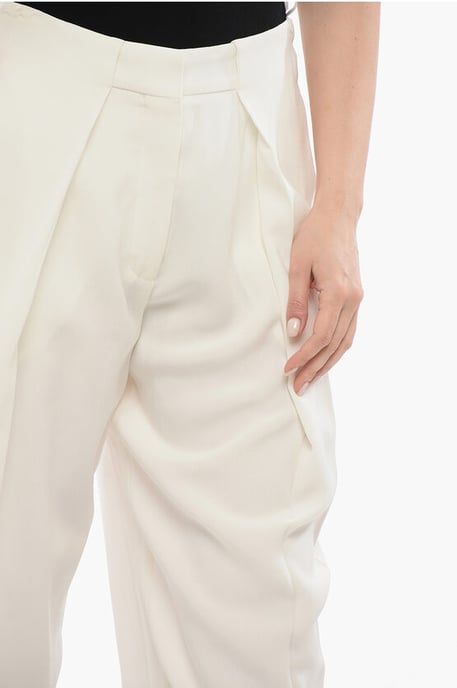 Pantalones de viscosa de corte cónico con pliegues simples en blanco - Image 3