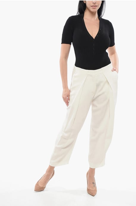 Pantalones de viscosa de corte cónico con pliegues simples en blanco - Image 4