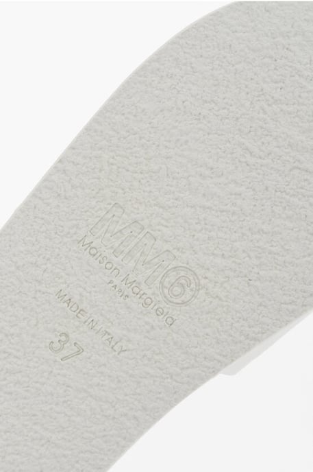 Sandalias MM6 de color liso con logotipo en relieve en blanco - Image 4