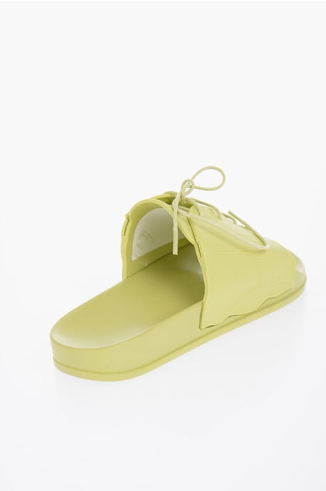 Sandalias de goma con detalle de cordones en verde - Image 2