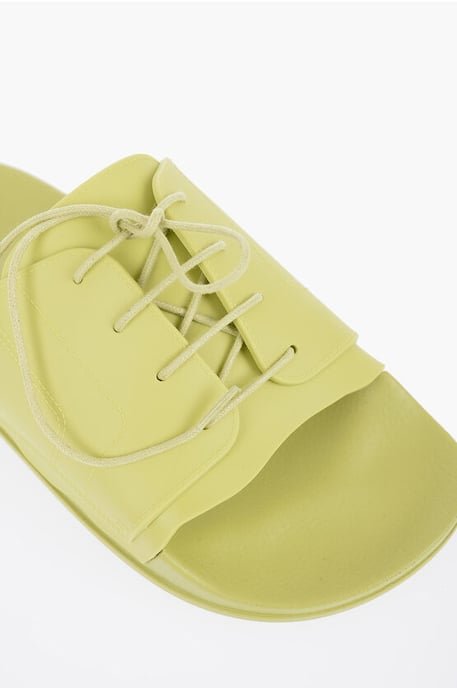 Sandalias de goma con detalle de cordones en verde - Image 4