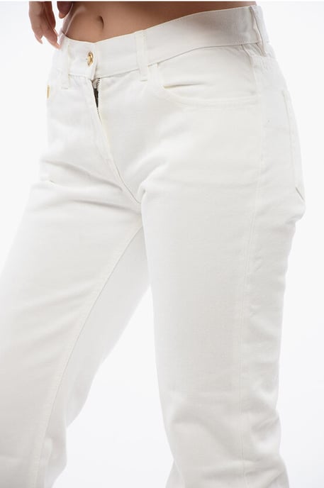 Vaqueros rectos con logo bordado en blanco - Image 3