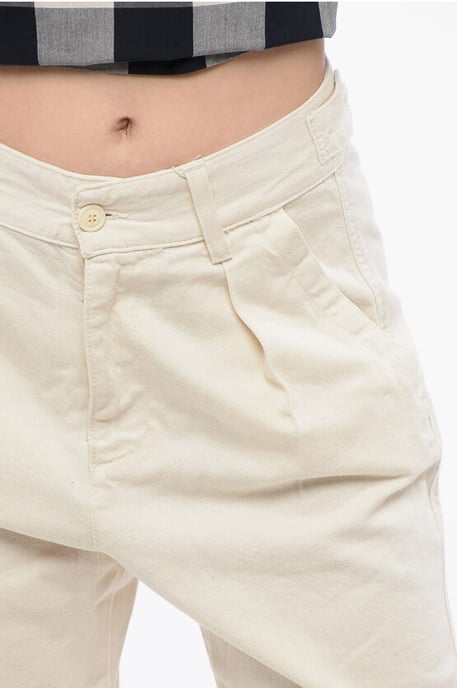Vaqueros Mom Fit con pliegues sencillos y trabillas para cinturón de 14 cm en blanco - Image 3
