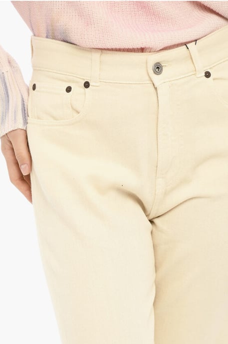 Pantalones de sarga de algodón con cinco bolsillos en color beige - Image 3