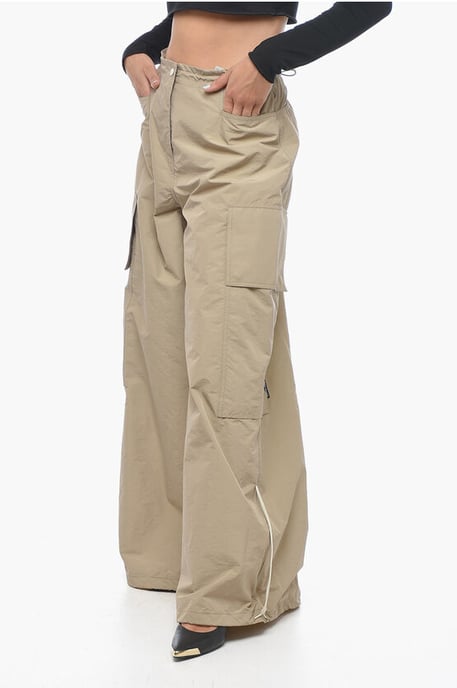 Pantalones cargo PARACHUTE de pierna ancha en beige - Image 1