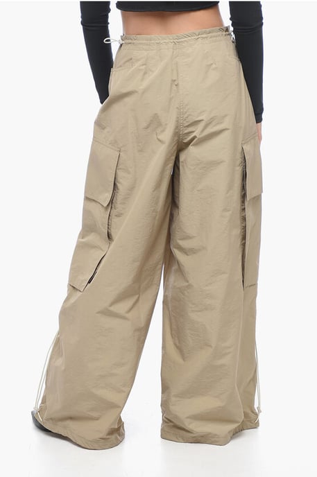 Pantalones cargo PARACHUTE de pierna ancha en beige - Image 2