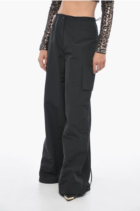 Pantalones cargo PARACHUTE de pierna ancha en negro - Image 1