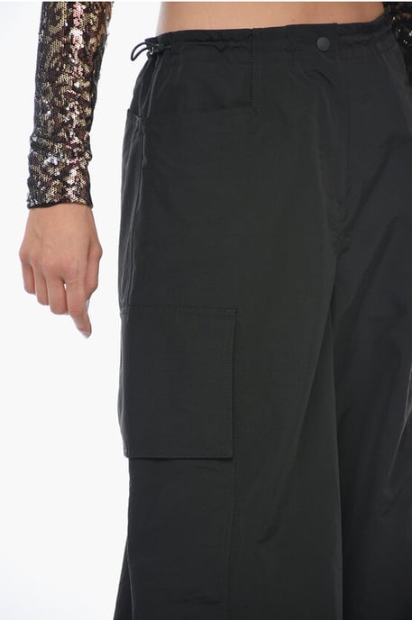 Pantalones cargo PARACHUTE de pierna ancha en negro - Image 3